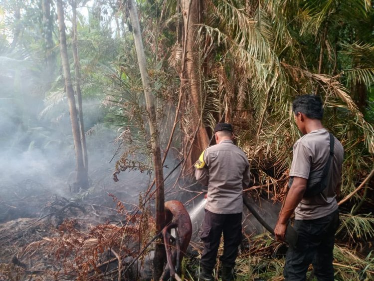 POLSEK DAIK LINGGA LANJUTKAN PEMADAMAN KARHUTLA HARI KEDUA, PETUGAS PADAMKAN ±8 HEKTARE LAHAN