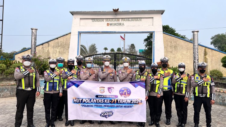 Kabut Asap Selimuti Bintan, Satlantas Polres Bintan Bagikan 1.000 Masker kepada Pengguna Jalan