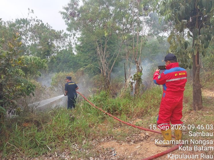 Polsek Nongsa Gerak Cepat Tangani Kebakaran Semak Belukar di Jalan Sambau