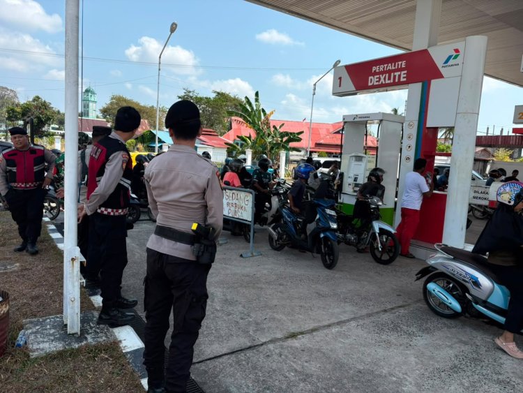 Polres Lingga Perketat Pengamanan SPBU Dabo Singkep, Antrean Kendaraan Diatur Agar Tetap Tertib