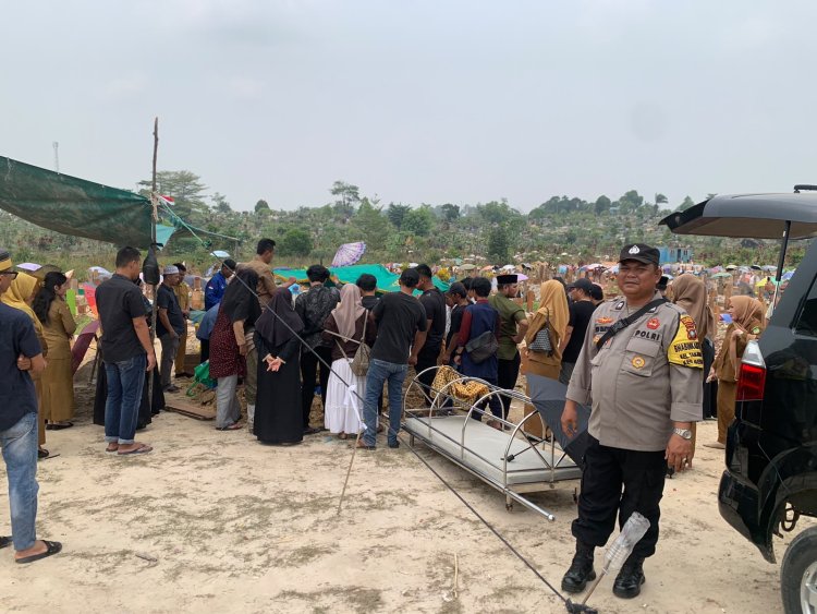 Kapolsek Sekupang Hadiri Pemakaman Ibunda Wartawan Batam Pos di TPU Sei Temiang