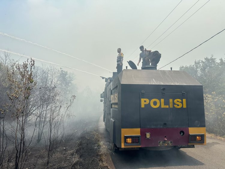 Sat Samapta Polres Lingga Bergerak Cepat Padamkan Karhutla di Kebun Niur