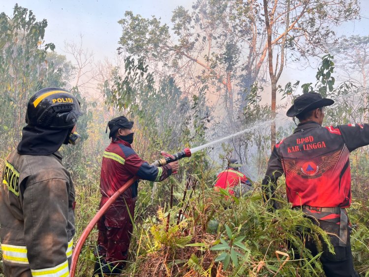 Pantang Menyerah Padamkan Karhutla, Tim Gabungan Berjibaku hingga Malam di Sungai Besar Kec. Lingga Utara