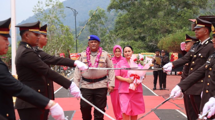 Kapolres Lingga Berganti, AKBP Ahmad Andi Suryadi Disambut Tradisi Adat dan Pedang Pora