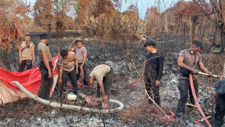 HARI KE-15, Personel Polsek Daik Bersama,Personel Brimobda Polda Kepri dan Tim Gabungan Terus Berjibaku Padamkan Karhutla Di Resun Pesisir