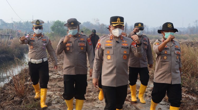 Kapolres Lingga Turun ke Lahan Gambut Berasap, Penyiraman Dilakukan Cegah Api Kembali Membesar