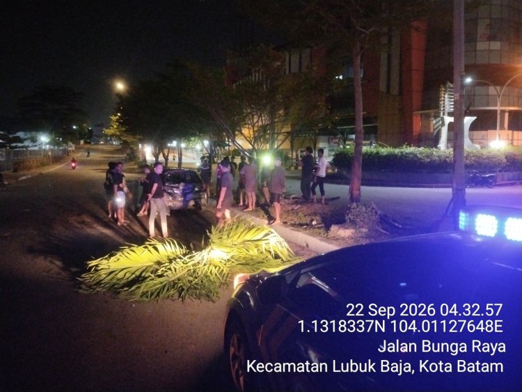 Polisi 110 Gerak Cepat, Polsek Lubuk Baja Tangani Kecelakaan Tunggal di Jalan Bunga Raya