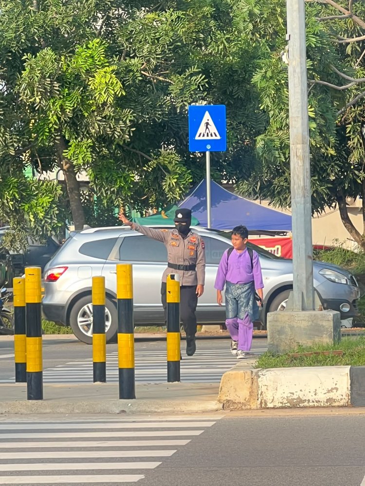 Polwan Engku Putri Kawal Pelajar SDN 001 Sungai Panas, Pastikan Penyeberangan Aman