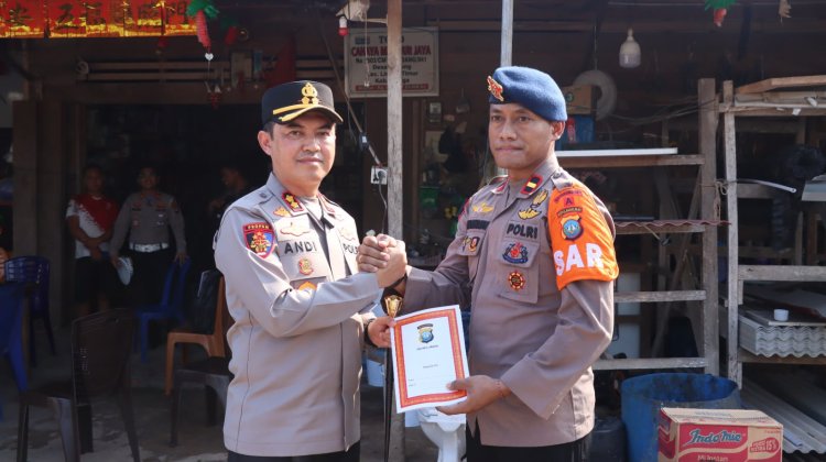 Kapolres Lingga Turun Langsung ke Lokasi Karhutla Kudung, Beri Bantuan untuk Personel Pemadam
