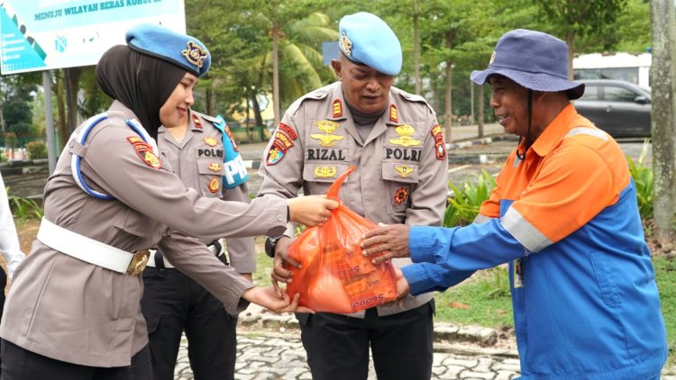 Sambut Hari Jadi Propam Polri Ke-24, Propam Polres Karimun Salurkan Bantuan kepada Tukang Sapu Jalan