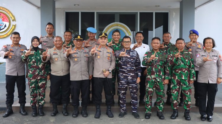 Kapolres Lingga Sambangi Lanal Dabo Singkep, Perkuat Sinergi TNI-Polri