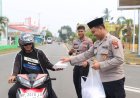 Polres Lingga Tebar Kepedulian Lewat Jumat Berkah, Bagikan Nasi Kotak kepada Warga