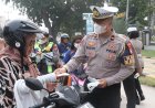 Antisipasi Kabut Asap, Polres Karimun Bagikan 300 Masker kepada Masyarakat