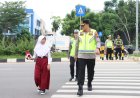 Kapolresta Barelang Turun ke Jalan, Bantu Pelajar SDN 001 Sungai Panas Menyeberang