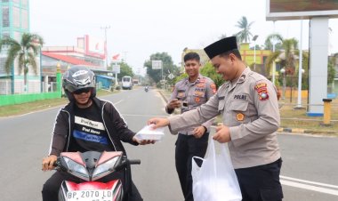 Polres Lingga Tebar Kepedulian Lewat Jumat Berkah, Bagikan Nasi Kotak kepada Warga