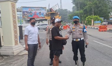 Polsek Balai Karimun Bagikan Masker kepada Pengguna Jalan, Tingkatkan Kepedulian Kesehatan