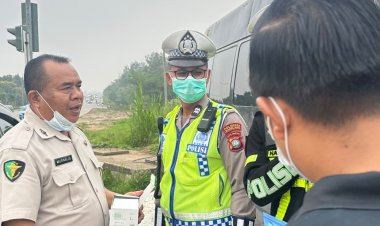 Sidokkes Polresta Barelang Bagikan Masker dan Vitamin kepada Polisi dan Pengguna Jalan di Batam