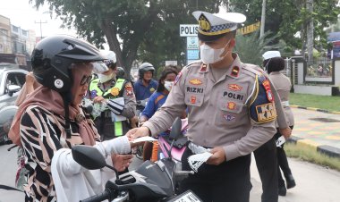 Antisipasi Kabut Asap, Polres Karimun Bagikan 300 Masker kepada Masyarakat