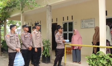Polres Lingga Salurkan 210 Nasi Bungkus dan 15 Paket Sembako Lewat Program Jumat Berkah