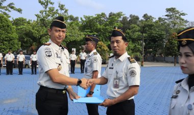 Kalapas Batam Tegaskan Disiplin dan Integritas, Pegawai Berprestasi Terima Penghargaan