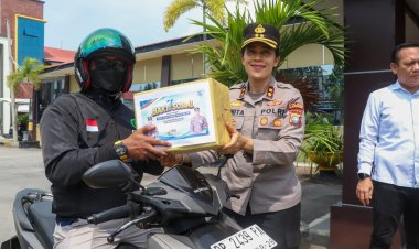Polres Karimun Salurkan Bansos kepada Pengemudi Ojol, Perkuat Kedekatan dengan Masyarakat