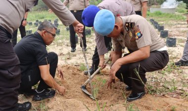 Dukung Program Green Policing Kapolri, Polres Lingga Tanam 30 Bibit Pohon