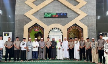 Polres Lingga Salurkan 150 Paket Makanan Jumat Berkah, Perkuat Kedekatan dengan Masyarakat