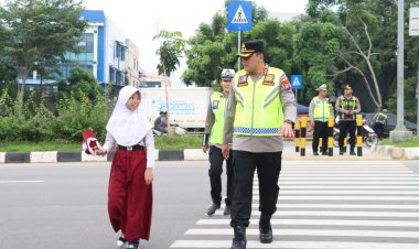Kapolresta Barelang Turun ke Jalan, Bantu Pelajar SDN 001 Sungai Panas Menyeberang