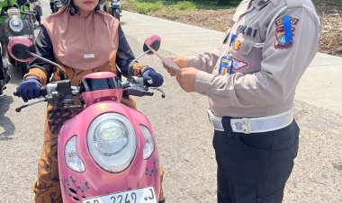 Polantas Karib Polresta Barelang Bagikan Brosur Operasi Patuh Seligi 2026, Pengendara Diimbau Utamakan Keselamatan