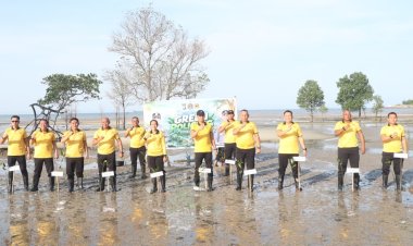 Polres Karimun Tanam Mangrove di Pantai Indah Pangke, Perkuat Kepedulian terhadap Lingkungan