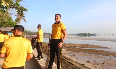 Kapolda Kepri Pimpin Gotong Royong di Pantai Tok Anjang, Ajak Masyarakat Peduli Kebersihan Lingkungan