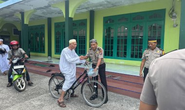 Polres Lingga Salurkan 150 Paket Makanan dalam Program Jumat Berkah di Masjid Al-Falah