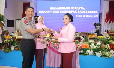 Kapolda Kepri  Menghadiri Syukuran HKGB Ke 74, Tekankan Peran Strategis Bhayangkari dalam Keluarga dan Kehidupan Bermasyarakat