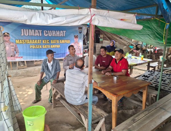 Jumat Curhat Polsek Batu Ampar, Warga Batu Merah Diajak Bersinergi Jaga Kamtibmas dan Manfaatkan Layanan Polisi 110