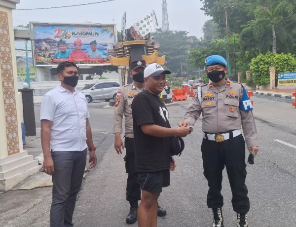 Polsek Balai Karimun Bagikan Masker kepada Pengguna Jalan, Tingkatkan Kepedulian Kesehatan
