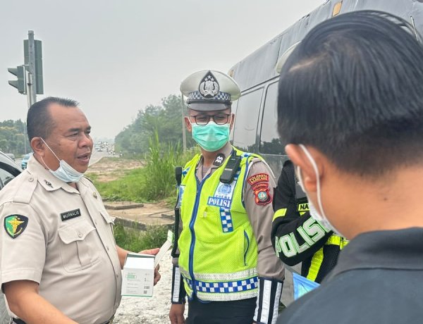 Sidokkes Polresta Barelang Bagikan Masker dan Vitamin kepada Polisi dan Pengguna Jalan di Batam