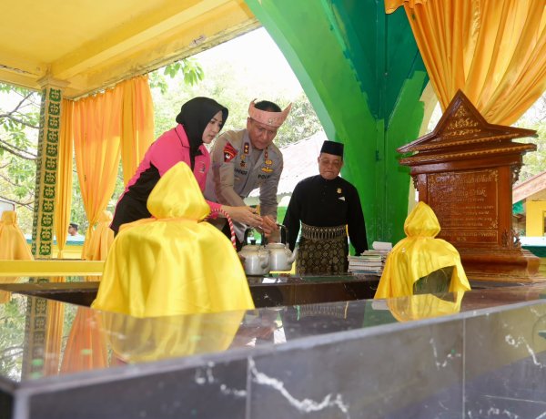Kapolda Kepri Ziarah ke Pulau Penyengat, Salurkan Bansos untuk Pengurus Masjid dan Warga
