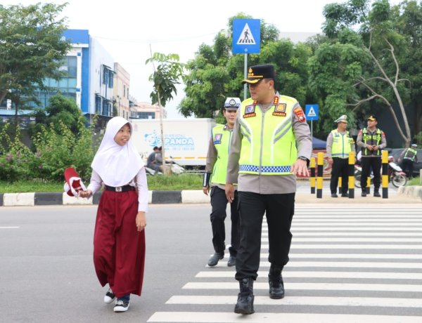 Kapolresta Barelang Turun ke Jalan, Bantu Pelajar SDN 001 Sungai Panas Menyeberang