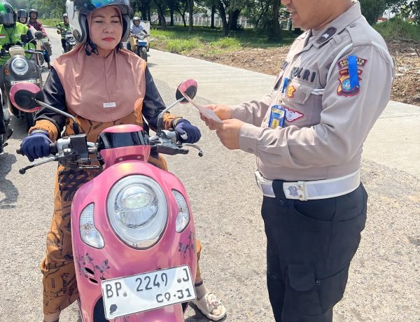 Polantas Karib Polresta Barelang Bagikan Brosur Operasi Patuh Seligi 2026, Pengendara Diimbau Utamakan Keselamatan