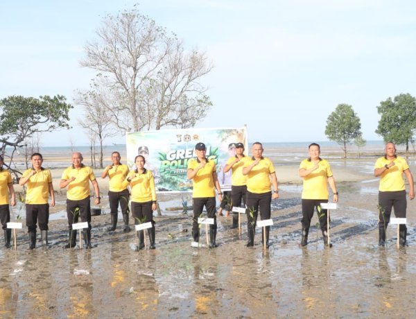 Polres Karimun Tanam Mangrove di Pantai Indah Pangke, Perkuat Kepedulian terhadap Lingkungan