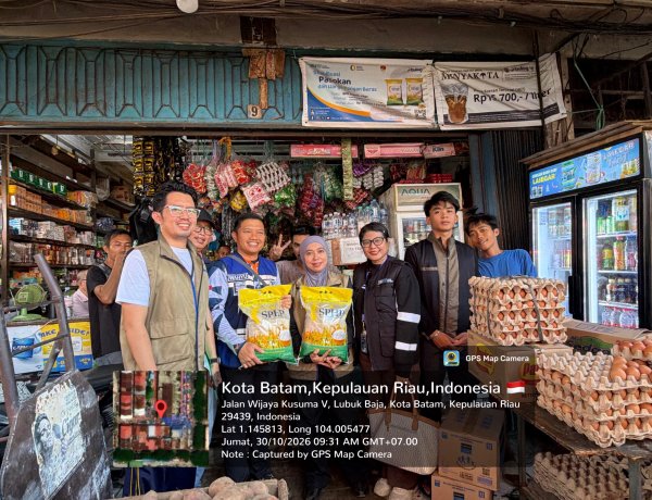 BULOG dan Satgas Pangan Pantau Penjualan Beras SPHP di Pasar Tos 3000 Batam