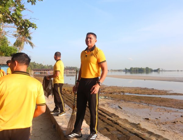 Kapolda Kepri Pimpin Gotong Royong di Pantai Tok Anjang, Ajak Masyarakat Peduli Kebersihan Lingkungan