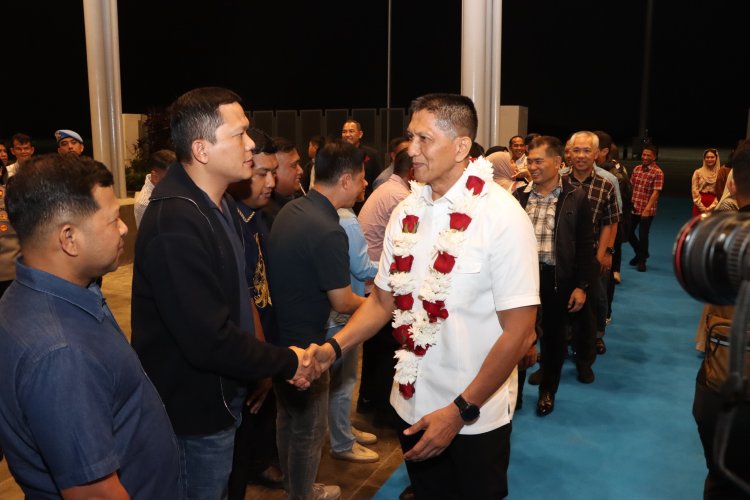 Kapolresta Barelang Sambut Kapolda Kepri Irjen Pol Suhendri di Bandara Internasional Batam