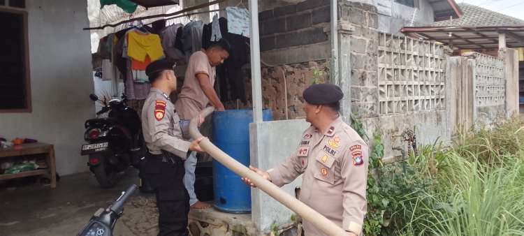 Polda Kepri Salurkan 9 Tangki Air Bersih untuk Warga Sambau yang Terdampak Gangguan Jaringan