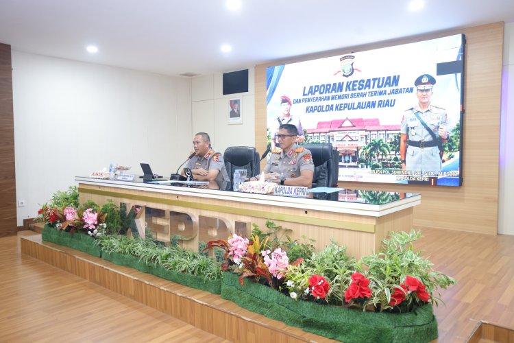 Kapolda Kepri Suhendri Tekankan Soliditas Personel, Asep Safrudin Serahkan Memori Sertijab
