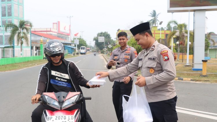 Polres Lingga Tebar Kepedulian Lewat Jumat Berkah, Bagikan Nasi Kotak kepada Warga