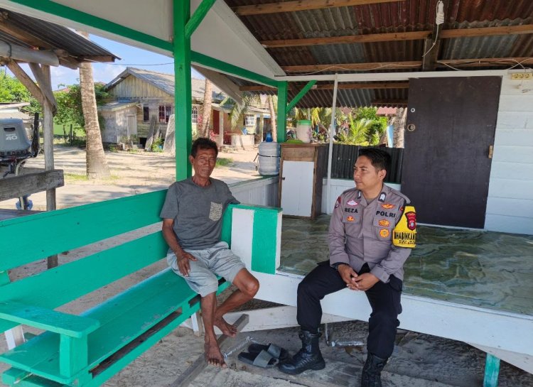 Sambangi Warga Dabo, Bhabinkamtibmas Polsek Dabo Singkep Ingatkan Bahaya Cuaca Ekstrem dan Kebakaran