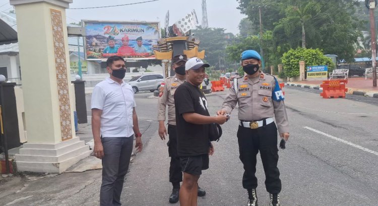 Polsek Balai Karimun Bagikan Masker kepada Pengguna Jalan, Tingkatkan Kepedulian Kesehatan