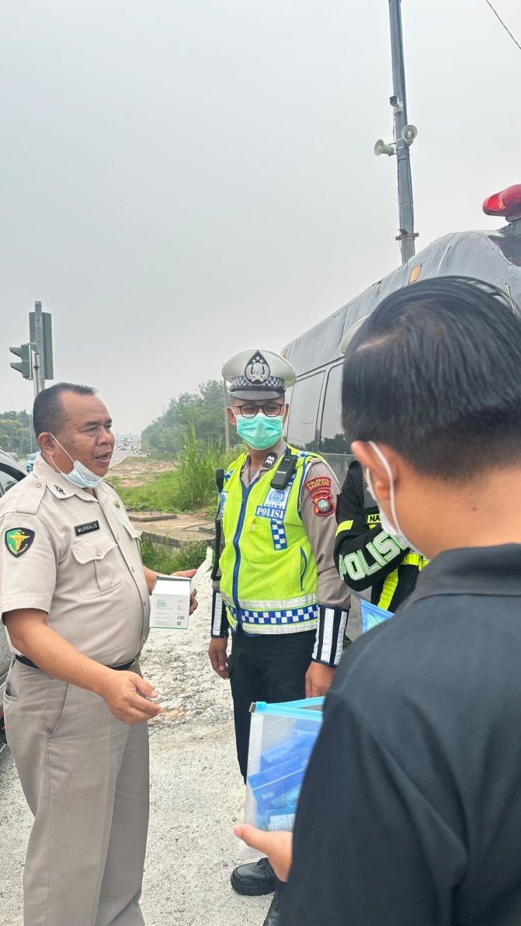 Sidokkes Polresta Barelang Bagikan Masker dan Vitamin kepada Polisi dan Pengguna Jalan di Batam