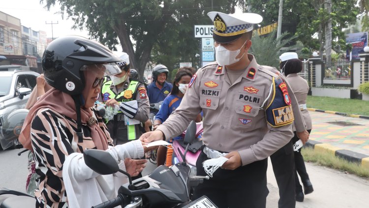 Antisipasi Kabut Asap, Polres Karimun Bagikan 300 Masker kepada Masyarakat